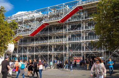 Paris, Fransa 'daki modernist Pompidou Merkezi' nin yanındaki Georges Pompidou Meydanı 'nda insanlar yürüyor.