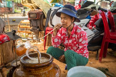 Brau etnik azınlığından bir kadın, Vietnam 'ın Orta Highlands bölgesindeki Ngoc Hoi ilçesinde Bo Y komünü, Dak Me köyünde 