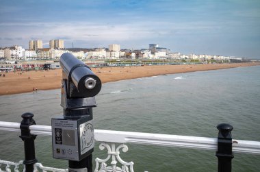 Brighton İskelesi 'nde konuşulan bir teleskop Brighton, Doğu Sussex, İngiltere' de sahili ve deniz kenarını gösteriyor.