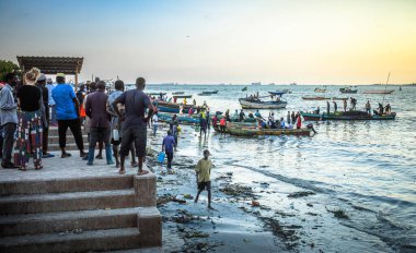 Balıkçılarla dolu geleneksel ahşap dhow tekneleri akşam Kivukoni Balık Pazarı, Dar es Salaam, Tanzanya 'ya akın ediyor.,