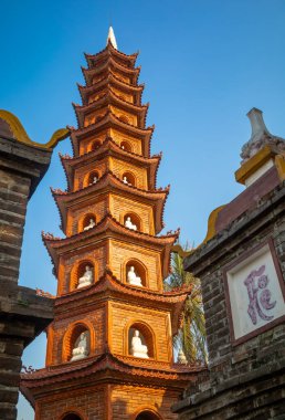 Vietnam 'ın Hanoi kentindeki Tran Quoc Pagoda' da Bao Thap (Kıymetli Stupa) adlı 11 katlı 15 metrelik kule. Kule 1998 'de inşa edildi ve aydınlanmaya giden Bodhisattva yolunun dokuz aşamasını temsil ediyor..