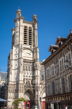 Troyes, Aube France 'taki ortaçağ binalarının yanındaki Katolik katedralinde büyük saati olan kule.