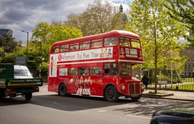 Geleneksel kırmızı Routemaster çift katlı RM1735 otobüsü Londra, İngiltere 'deki çay otobüsü turları için yeniden tasarlandı ve Lambeth Yolu üzerindeki İmparatorluk Savaş Müzesi' nin (IWM) yanından geçti..
