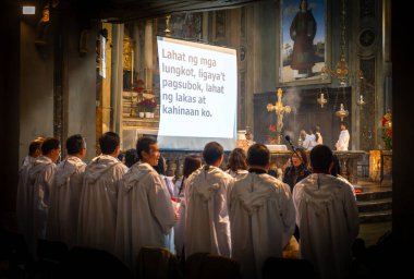 Tagalog 'da bir Filipinli koro St. Stefano Maggiore kilisesinde şarkı söylüyor, Milan, İtalya. Kilise Filipinliler tarafından şehirde kullanılmaktadır.