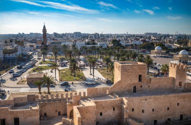Bourguiba Meydanı ve Burguiba Camii Manastır Ribat 'ın tepesinden, Tunus' taki İslam kalesinden görüldü..