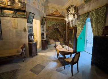 18. yüzyıldan kalma Susa, Tunus 'taki Dar Essid Müzesi' nde bir yatak odası ve sergiler..