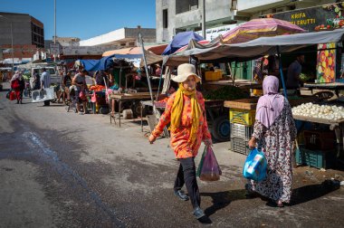 Pazar günü Sousse, Tunus 'ta haftalık pazarda alışveriş yapan kadınlar..