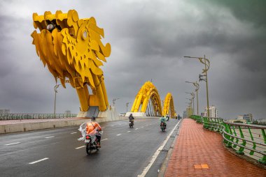 Ejder Köprüsü Danang, Vietnam 'da yağmurda