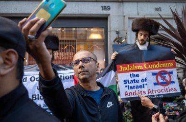 Londra, İngiltere. 14 Ekim 2023: Müslüman bir adam, Haredi Yahudi grubu Neturei Karta 'dan veya Şehrin Koruyucuları' ndan bir adamla, Filistin 'i ve İsrail' in Gazze 'ye düzenlediği saldırıları protesto etmek için selfie çekmek için durdu.