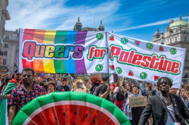 Londra / İngiltere - 29 Haziran 2024: LBGTQ + kişi Londra 'da düzenlenen yıllık Onur Yürüyüşü' nde 