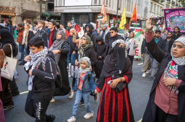 Londra, İngiltere. 14 Ekim 2023: Filistinli Müslüman kadın ve çocuklar, İsrail 'in Gazze' ye düzenlediği saldırılara karşı Londra, İngiltere 'de gösteri düzenlediler.