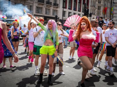 Londra / İngiltere - 29 Haziran 2024: Renkli kostümlü kadınlar yıllık Londra Onur Yürüyüşü 'nde parti veriyor. Kutlama, LGBTQ + topluluklarından insanları bir araya getiriyor.