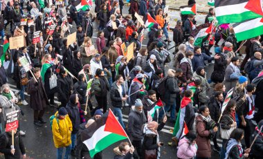 Londra / İngiltere - 9 Aralık 2023: Filistin yanlısı protestocular İsrail 'in Gazze' ye yönelik saldırılarına son verme çağrısında bulunarak Embankment boyunca yürüdüler.