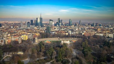 Branca Kulesi 'nden kuzeydoğuya bakan Milan havadan Atletica Meneghina' yı geçip Porta Nuova, Lombardy, İtalya 'ya doğru bakıyor.