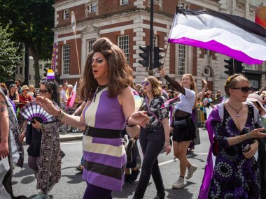 Londra / İngiltere - 29 Haziran 2024: Londra 'daki yıllık Onur Yürüyüşü' nde trans bir kadın. Kutlama, LGBTQ + topluluklarından insanları bir araya getiriyor.