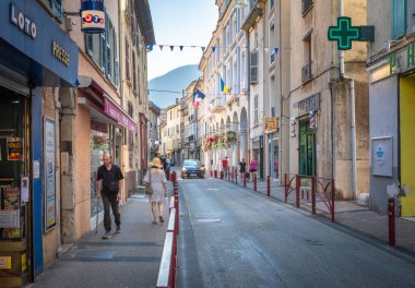 Rue General de Gaulle 'ün aşağısında Vizille, Isere, Fransa' daki dükkanlarla dolu bir manzara