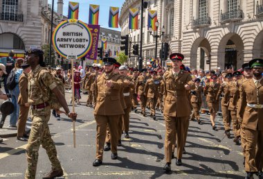 Londra / İngiltere - 29 Haziran 2024: İngiliz Ordusu LGBTQ + kanalının askerleri Londra 'daki yıllık Onur Yürüyüşü' nde. Kutlama, LGBTQ + topluluklarından insanları bir araya getiriyor.