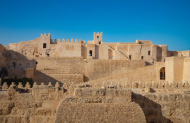 Güney duvarının içinde, taretleri ve basamakları ile birlikte 8. yüzyıl İslam kıyı kalesi, Manastır, Tunus Ribat of Manastır 'da..