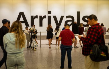 İnsanlar Heathrow Havalimanı, Terminal 4, Londra, İngiltere 'de 