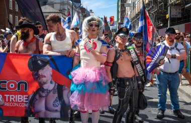 Londra / İngiltere - 29 Haziran 2024: Trans ve eşcinseller geleneksel Londra Onur Yürüyüşü 'nde fetiş seksine girdi. Kutlama, LGBTQ + topluluklarından insanları bir araya getiriyor.