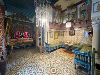 18. yüzyıldan kalma Susa, Tunus 'taki Dar Essid Müzesi' nde bir yatak odası ve sergiler..