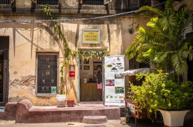 Taş Şehir, Zanzibar, Tanzanya 'da eski bir binada organik baharat satan bir dükkan.