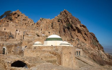 Tunus 'un terk edilmiş Berber köyü Zriba El Alia (Zriba Olia)' daki korunmuş cami.