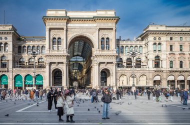 İtalya, Milano 'daki Duomo Katedrali' nin dışındaki Galleria Vittorio Emanuele II 'ye doğru Piazza del Duomo' ya bakıyorum..