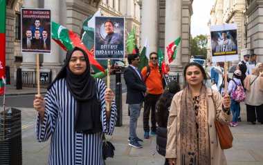 Londra, İngiltere. 23 Sep 2023: Pakistan Tehreek-e-Insaf (PTI) partisinin iki bayan Pakistanlı destekçisi Londra 'nın merkezindeki Whitehall' da protesto gösterisi düzenledi. Liderleri Imran Khan ve diğerlerinin tutuklanmasına karşı..