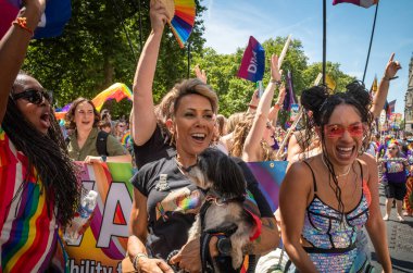 Londra / İngiltere - 29 Haziran 2024: Lezbiyenler ve yıllık Londra Onur Yürüyüşü 'nde bir köpek partisi. Kutlama, LGBTQ + topluluklarından insanları bir araya getiriyor.