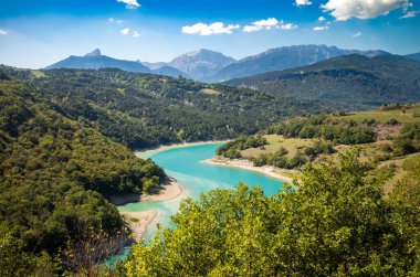 Montynard Avignonet Gölü 'nün (Lac de Montynard-Avignonet-Avignonet) kuzeybatısına bakmaktayız.