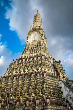 Wat Arun 'un merkezi kulesi, ya da Şafak Tapınağı, Bangkok, Tayland.