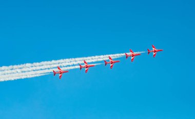 Dünyaca ünlü RAF gösteri ekibinin beş üyesi olan Red Arrows, uluslararası bir hava gösterisi olan Eastbourne Airbourne 'da sahile çıkarken beyaz duman salar.