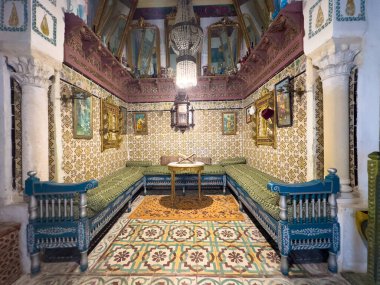 18. yüzyıldan kalma Susa, Tunus 'taki bir tüccar evi olan Dar Essid Müzesi' nde oturma odası ve sergiler..