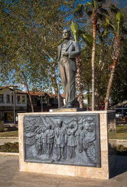 Çağdaş Türkiye 'nin kurucusu Mustafa Kamal Atatürk' ün bronz heykeli, Türkiye 'nin Antalya ilinin Eski Kenti' ndeki bir meydanda büyük bir granit kamışı üzerinde duruyor (Türkiye))