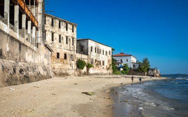 Taş Kasabası, Zanzibar, Tanzanya sahillerindeki harap olmuş eski binalar.