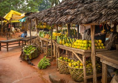 Tanzanya kırsalındaki Msanga pazarında meyve satan bir tezgah.