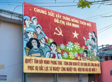 Vietnam Komünist Partisi 'nin yol kenarındaki propagandası ülkedeki tüm insanları modern bir ulus kurmak için bir araya topladı.