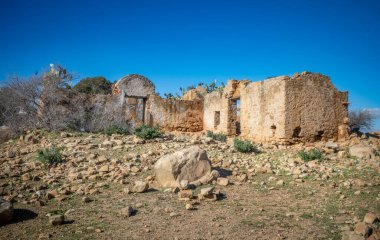 Tunus 'ta terk edilmiş bir tepe Berber köyü olan Zriba El Alia' da (Zriba Olia) yıkılmış bir bina.