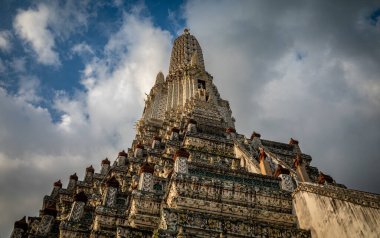 Wat Arun 'un merkezi kulesi, ya da Şafak Tapınağı, Bangkok, Tayland.