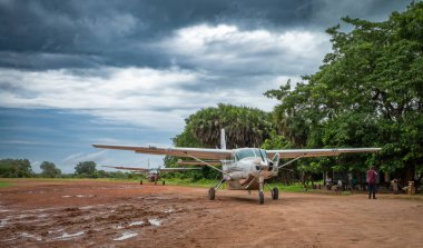 Tanzanya 'daki Nyerere Ulusal Parkı' ndaki (Selous Game Reserve) Mtemere pistinde Auric Hava Hizmetleri tarafından işletilen 12 koltuklu Cessna hafif uçakları.