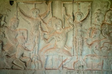 Kamboçya 'daki Angkor Wat' ın ünlü antik tapınağının duvarlarına kumtaşından yapılmış kabartma taş oymalarının ayrıntıları..