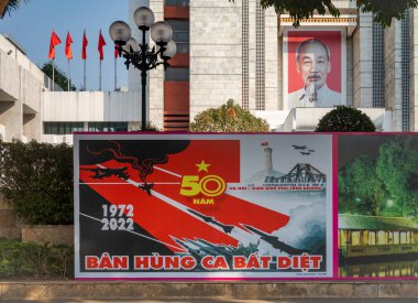 Vietnam 'ın başkentinin merkezindeki Hanoi Halk Komitesi binasının önünde Başkan Ho Chi Minh' in büyük bir portresini gösteren komünist parti propagandası posteri..