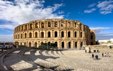 El Jem 'deki (Thysdrus) iyi korunmuş Roma amfitiyatrosunun dış yüzeyi, Tunus' un güneydoğusundan görülüyor..
