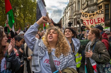 Londra / İngiltere - 21 Ekim 2023: Müslüman bir kadın, İsrail 'in Londra, İngiltere' deki Gazze saldırılarına karşı düzenlenen büyük bir gösteride diğer Filistin yanlısı protestocularla birlikte yürürken sloganlar attı.