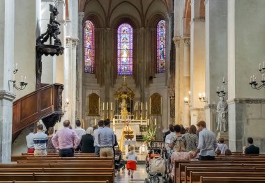 Katolik aileler, küçük çocuklarının toplu vaftiz töreni için Notre-Dame de Grenoble Katedrali 'nde toplandılar..