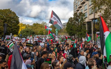 Londra / İngiltere - 21 Ekim 2023: Yüz binlerce Filistinli protestocu, Londra 'nın merkezinde İsrail' in Gazze 'ye düzenlediği saldırılara karşı düzenlenen gösteride pankartlar ve bayraklarla yürüdü.