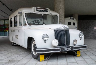1949 model bir Daimler DC27 ambulansı Waterloo Road, Londra, İngiltere 'deki Londra Ambulans Servisi binasının önünde sergileniyor.