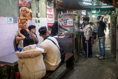 Gençler Pho Thin 'de geleneksel Pho veya noodle çorbalarını bekliyorlar, Hanoi, Vietnam' da.