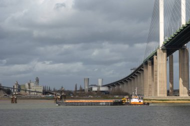Kuru asansör zıpzıp mavnası KG17, Londra 'nın doğusundaki Dartford Geçidi QE2 köprüsünün altında Thames Nehri' nin yukarısına doğru itiliyor..